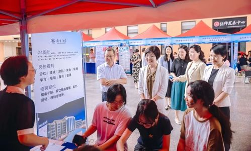 企業(yè)家進校園 引領(lǐng)成長,點亮青春 河源市舉辦 金鳳展翅 女大學生創(chuàng)業(yè)就業(yè)服務(wù)活動